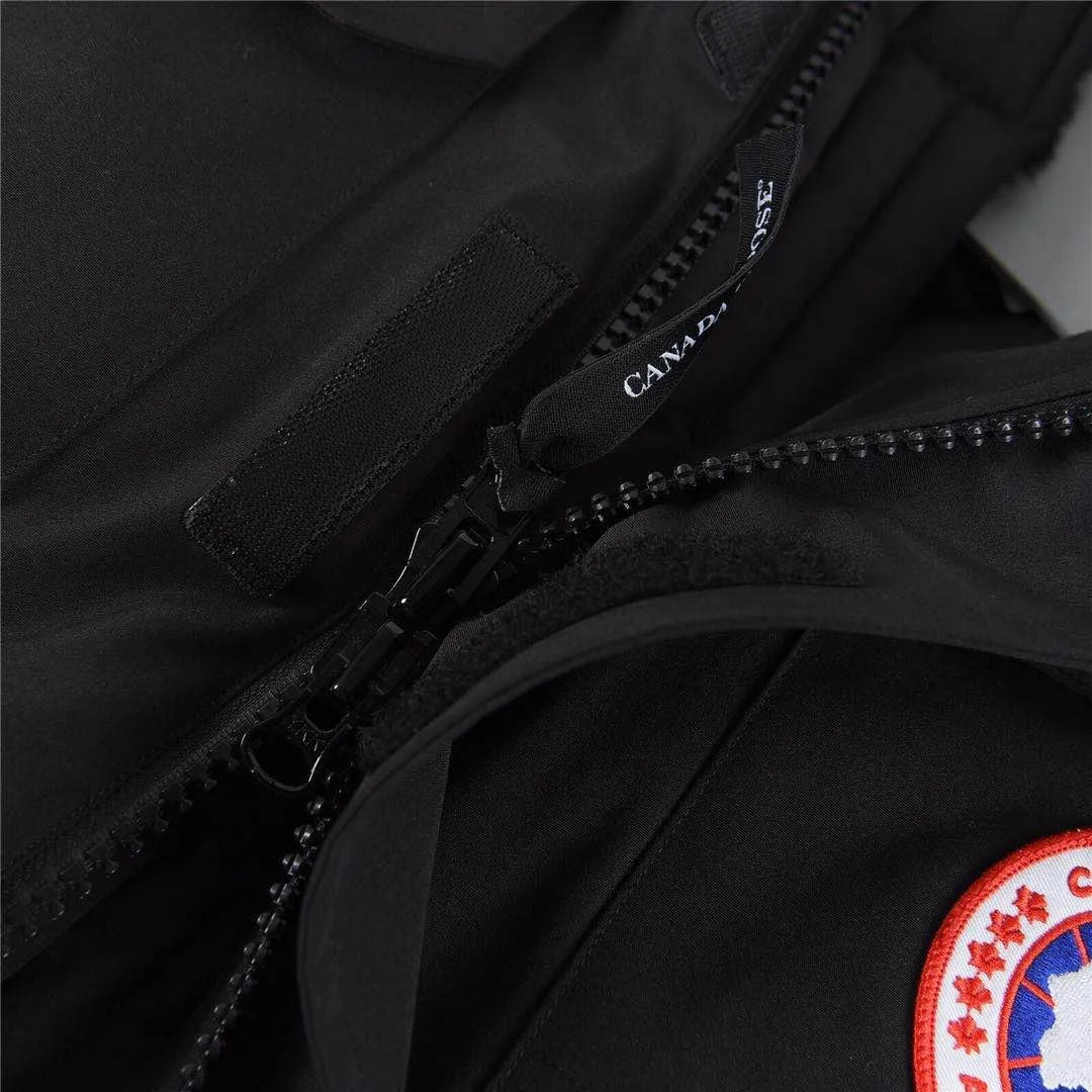 P780 with dust bag) Canada Goose Canada Goose #Expedition expedition parka classic down jacket ➖ Imported 21-count polyester-cotton blended original fabric [last year’s 16-count/18-count hard fabrics have been completely eliminated, this year all use 21-count genuine synchronized fabrics, the soft mid-band feels delicate and textured], genuine synchronized Feather-Light 10D waterproof coated fabric, made of 84.5% polyester fiber and 15.5% cotton, 100% the best feel in the entire network! ➖ The genuine official website is synchronized with the national standard 80 white duck down, you can check the official website customer service, there will never be a series of misleading claims such as 90 down or goose down! ➖ Using the best nylon lining with double double-layer sealing design, velvet-proof No. 7 needle + grid-filled down ready-made garments, there is 100% no so-called velvet running! ➖ The cuffs are designed with thickened seamless threads, and the collar and pockets are lined with top-quality polar fleece to keep you warm and comfortable! ➖ Yoshida YKK provides original custom-made electroplated sliders. YKK two-way lockable zippers are tight and smooth and will not peel off paint! ➖ 3M composite guarantees that the Velcro is the same as the original, durable, and all accessories and hardware are custom-made! ➖ Imported BEHRINGER embroidery machine to customize the 10,000-needle embroidery logo, 98% of which can be reproduced to restore the original logo. You can check and compare on the official website! ➖ The fur collars are all made of large pieces of Western Canadian blue wolf hide, ensuring that each fur collar is 13-15cm wide! 08 models for men and women SIZE: XS S M L XL XXL